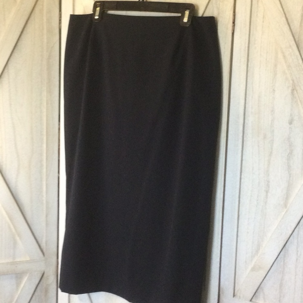 MIDI length navy blue pencil skirt.